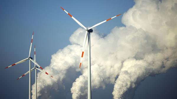 Hơi nước và khí thải nhà kính bốc lên từ một nhà máy điện than ở Cottbus, Đức - Ảnh: Reuters